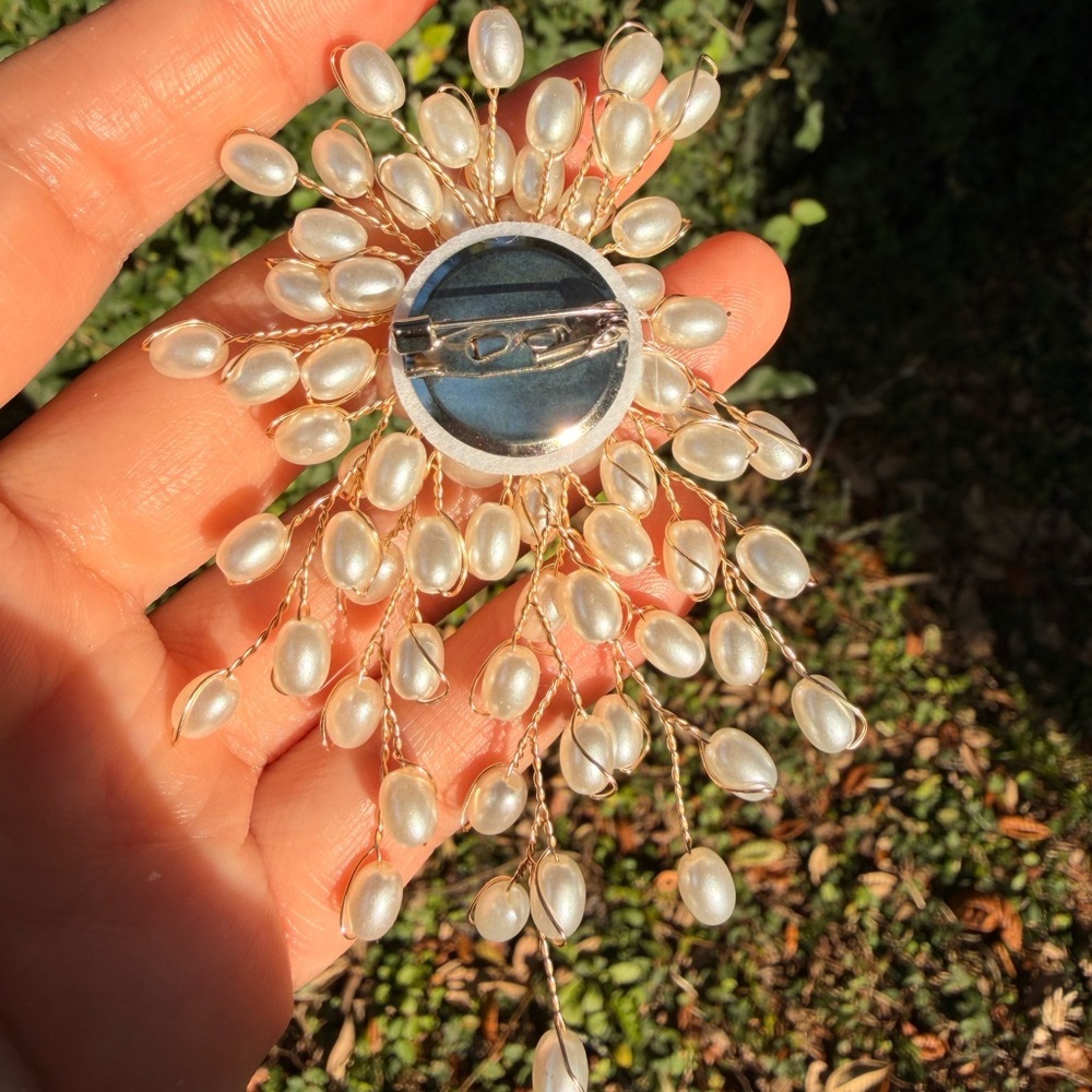 Brooch White Pin Pearl  Brooch Beautiful piece - Picture 3 of 4